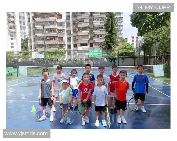 深圳网球队的默契配合揭秘:网球场上的团队精神与战术分析